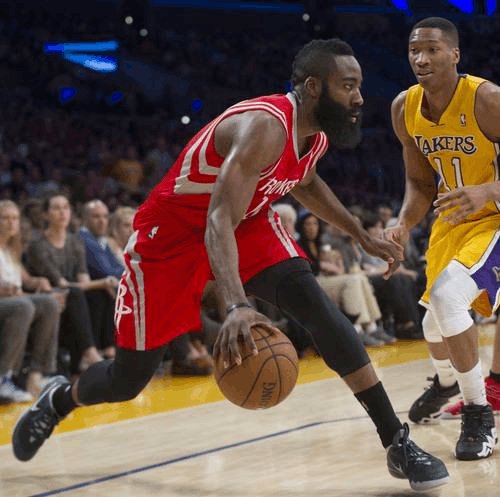 214场，德容成为巴萨队史出场次数第五多的荷兰球员